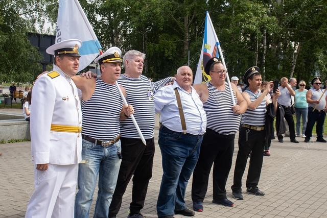Честь и слава морякам!