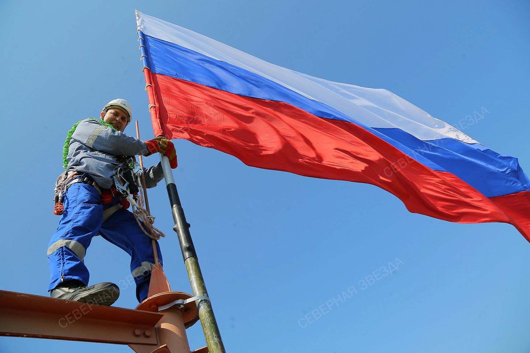 «Есть в знамени России неведомая сила»