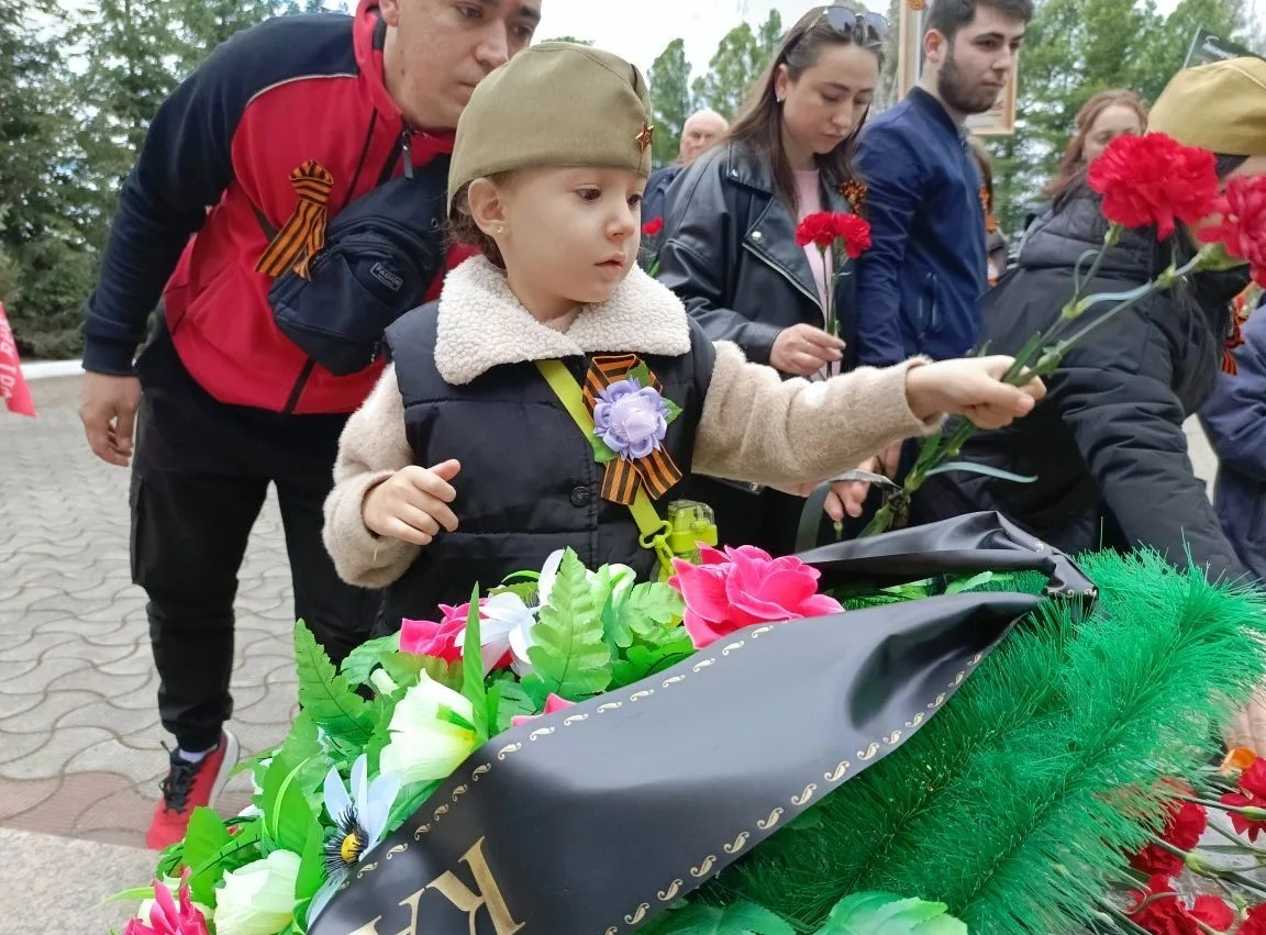 Приносите живые цветы